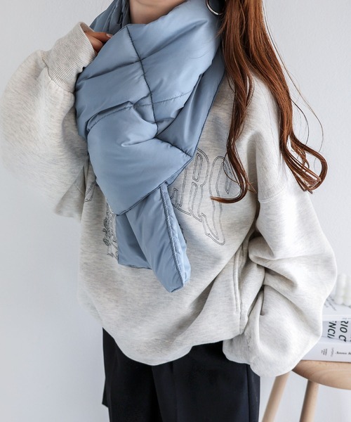 andme(アンドミー)の「中綿ダウンボリュームマフラー(マフラー・レディース・ブラック/ベージュ/オフホワイト/ブルー・F(M))」の4枚目の写真