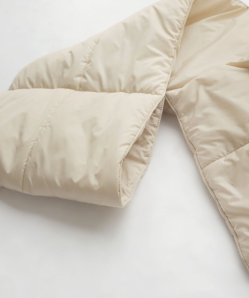 andme(アンドミー)の「中綿ダウンボリュームマフラー(マフラー・レディース・ブラック/ベージュ/オフホワイト/ブルー・F(M))」の8枚目の写真