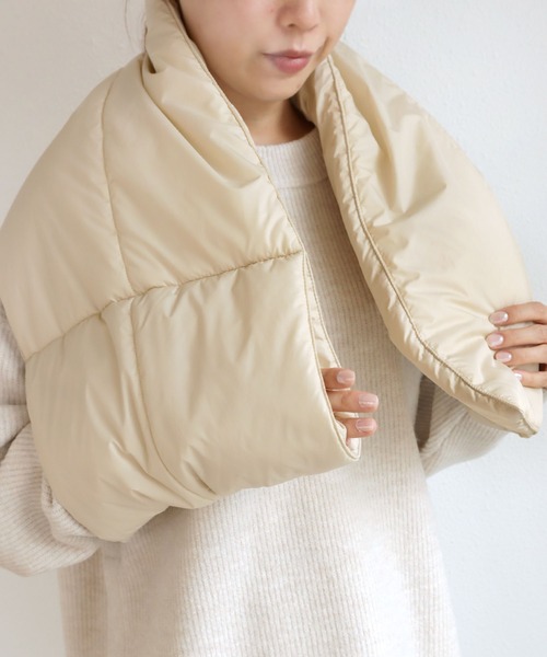 andme(アンドミー)の「中綿ダウンボリュームマフラー(マフラー・レディース・ブラック/ベージュ/オフホワイト/ブルー・F(M))」の13枚目の写真