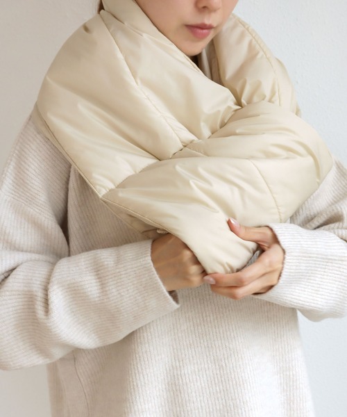 andme(アンドミー)の「中綿ダウンボリュームマフラー(マフラー・レディース・ブラック/ベージュ/オフホワイト/ブルー・F(M))」の12枚目の写真