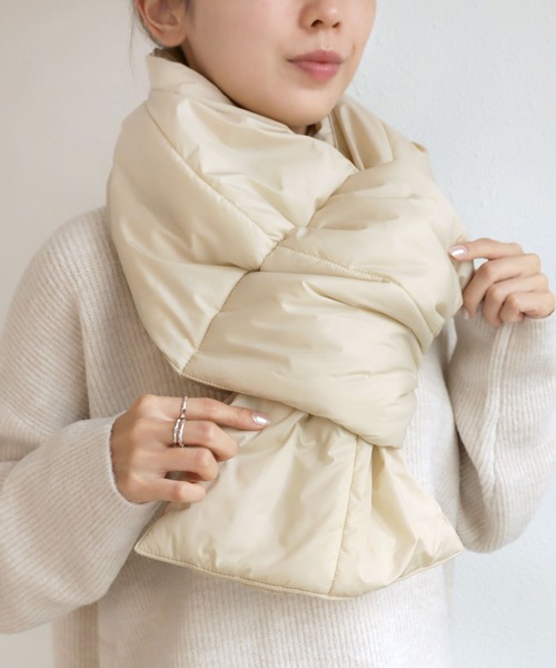 andme(アンドミー)の「中綿ダウンボリュームマフラー(マフラー・レディース・ブラック/ベージュ/オフホワイト/ブルー・F(M))」の11枚目の写真