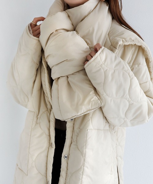 andme(アンドミー)の「中綿ダウンボリュームマフラー(マフラー・レディース・ブラック/ベージュ/オフホワイト/ブルー・F(M))」の14枚目の写真