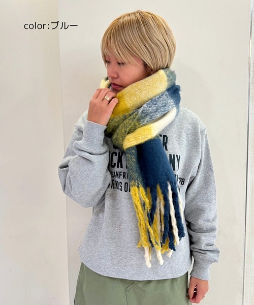 OLD BETTY'S（オールドベティーズ）の「ふわふわボリュームブロックチェックマフラー（マフラー・レディース・ピンク/オレンジ/ブルー/ブラウン/イエロー/ネイビー/グリーン・ﾌﾘ-）」の4枚目の写真