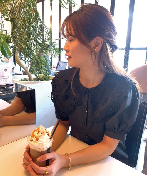 CORNERS(コーナーズ)の「スカラップレースビッグカラーブラウス(シャツ/ブラウス・レディース・オフホワイト/ブラック・FREE)」の1枚目の写真