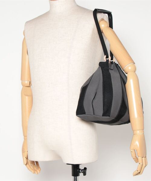 gomme（ゴム）の「プリーツバッグ（ハンドバッグ・レディース・グレー/ブルー/ブラック・FREE）」の8枚目の写真