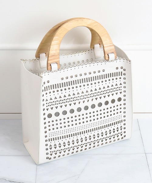 artemis by DIANA（アルテミスバイダイアナ）の「ストラップ付属2WAYレーザーカットスクエアバッグ（ハンドバッグ・レディース・グリーン/ホワイト/ブラック/シルバー・FREE）」の2枚目の写真