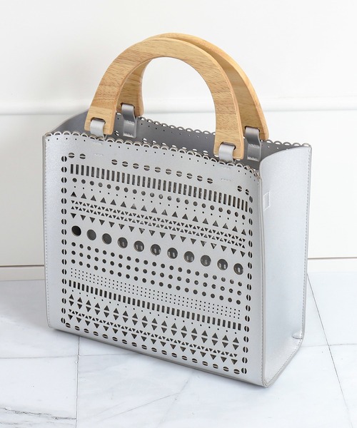 artemis by DIANA（アルテミスバイダイアナ）の「ストラップ付属2WAYレーザーカットスクエアバッグ（ハンドバッグ・レディース・グリーン/ホワイト/ブラック/シルバー・FREE）」の4枚目の写真