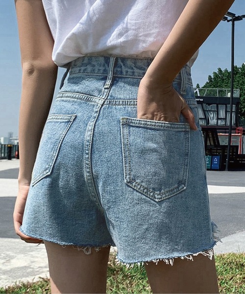 meJane(ミージェーン)の「カットオフダメージ加工デニムショートパンツ(デニムパンツ・レディース・ブラック/ブルー・S/M/L)」の9枚目の写真