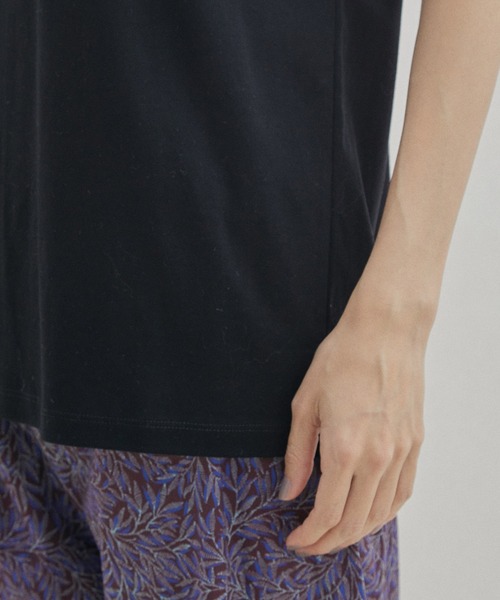 SALON adam et rope'（サロン アダム エ ロペ）の「【UVケア・接触冷感・洗濯耐久】PRIMA VEIL コットンドルマンTシャツ（Tシャツ/カットソー・レディース・カーキ/ホワイト/ブラック・FREE）」の6枚目の写真