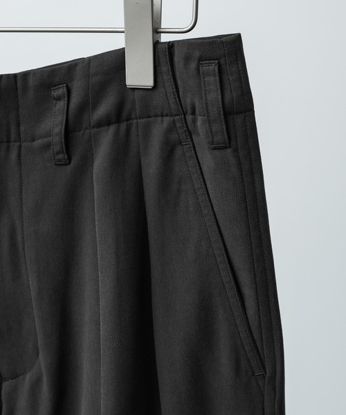 WYM LIDNM(ウィム バイ リドム)の「TUCK LOOSE DRAPE SLACKS(スラックス・メンズ・チャコール/グレー系・S/M/L)」の14枚目の写真