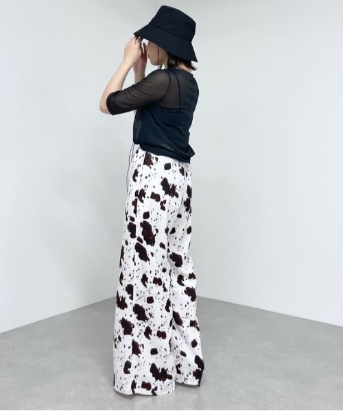 Whim Gazette（ウィムガゼット）の「cowプリントパンツ（その他パンツ 
