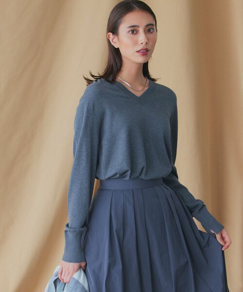 23区(ニジュウサンク)の「【洗える】シルクコットン Vネック ニット(ニット/セーター・レディース・ベージュ系/ダルブルー系/ライトグレー系/ブラック系・32)」の2枚目の写真