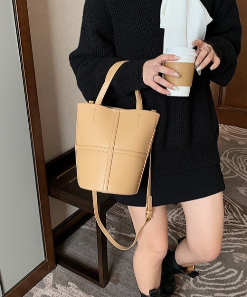 tolene(トレネ)の「フェイクレザー2wayバッグ(ショルダーバッグ・レディース・ブラック/キャメル・ONE SIZE)」の6枚目の写真