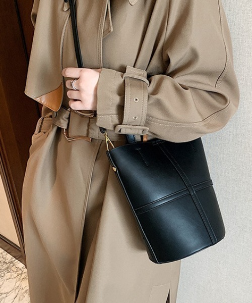 tolene(トレネ)の「フェイクレザー2wayバッグ(ショルダーバッグ・レディース・ブラック/キャメル・ONE SIZE)」の5枚目の写真