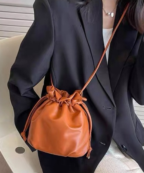 shopnikoniko（ショップニコニコ）の「巾着 合成皮革 ショルダーバッグ ポーチバッグ（ショルダーバッグ・レディース・ブラック/アイボリー/ブラウン・フリー）」の2枚目の写真