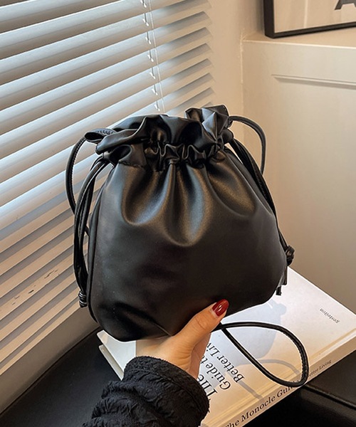 shopnikoniko（ショップニコニコ）の「巾着 合成皮革 ショルダーバッグ ポーチバッグ（ショルダーバッグ・レディース・ブラック/アイボリー/ブラウン・フリー）」の5枚目の写真
