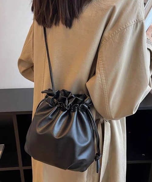 shopnikoniko（ショップニコニコ）の「巾着 合成皮革 ショルダーバッグ ポーチバッグ（ショルダーバッグ・レディース・ブラック/アイボリー/ブラウン・フリー）」の6枚目の写真