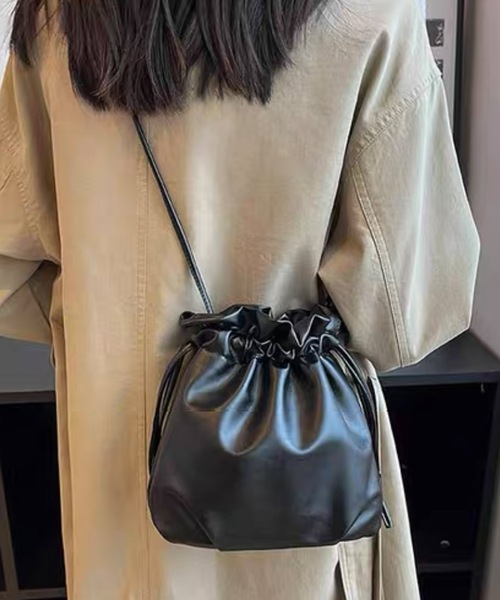 shopnikoniko（ショップニコニコ）の「巾着 合成皮革 ショルダーバッグ ポーチバッグ（ショルダーバッグ・レディース・ブラック/アイボリー/ブラウン・フリー）」の8枚目の写真