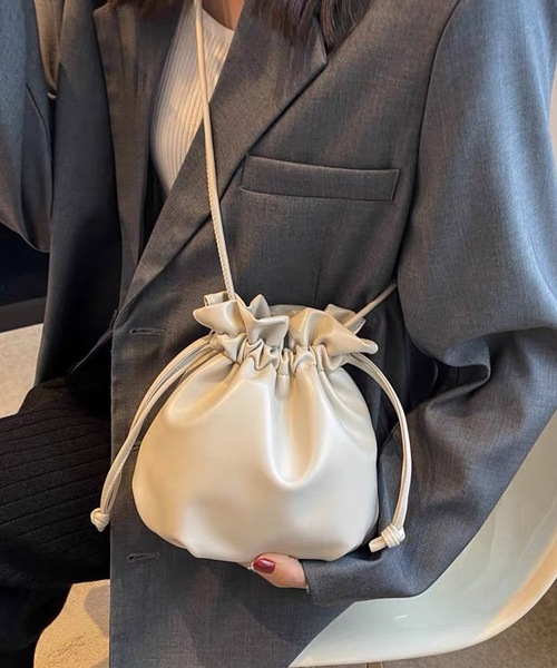 shopnikoniko（ショップニコニコ）の「巾着 合成皮革 ショルダーバッグ ポーチバッグ（ショルダーバッグ・レディース・ブラック/アイボリー/ブラウン・フリー）」の13枚目の写真