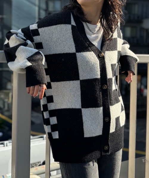 mi via loca（ミヴィアロカ）の「ダブルジャガード チェック柄 Vネックカーディガン（カーディガン/ボレロ・レディース・キャメル/ブラック・FREE）」の6枚目の写真