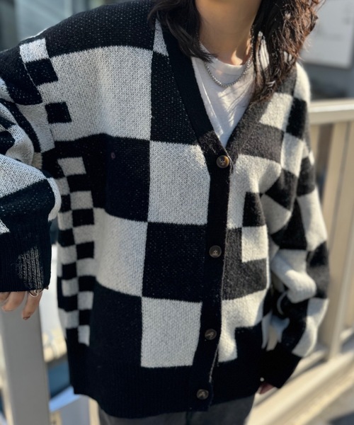 mi via loca（ミヴィアロカ）の「ダブルジャガード チェック柄 Vネックカーディガン（カーディガン/ボレロ・レディース・キャメル/ブラック・FREE）」の7枚目の写真