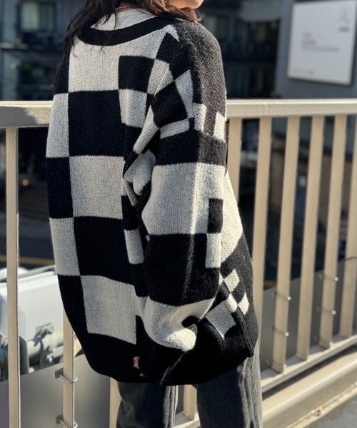 mi via loca（ミヴィアロカ）の「ダブルジャガード チェック柄 Vネックカーディガン（カーディガン/ボレロ・レディース・キャメル/ブラック・FREE）」の4枚目の写真