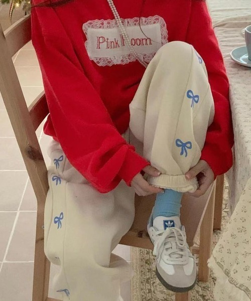 by muni:r（バイ ムニール）の「リボンプリントジョガーパンツ（スウェットパンツ・レディース・グレー/アイボリー/ブラック・FREE）」の2枚目の写真