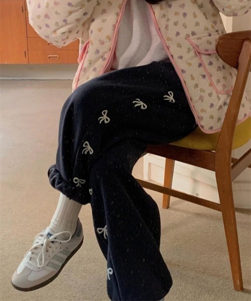 by muni:r（バイ ムニール）の「リボンプリントジョガーパンツ（スウェットパンツ・レディース・グレー/アイボリー/ブラック・FREE）」の3枚目の写真