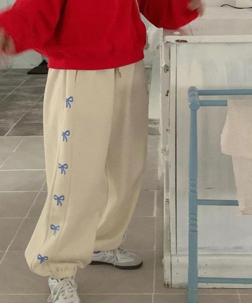 by muni:r（バイ ムニール）の「リボンプリントジョガーパンツ（スウェットパンツ・レディース・グレー/アイボリー/ブラック・FREE）」の4枚目の写真