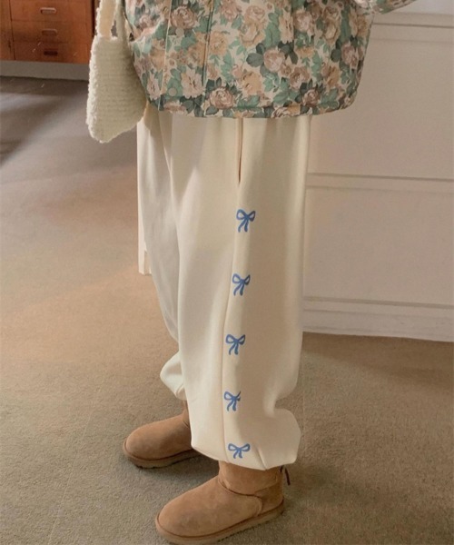 by muni:r（バイ ムニール）の「リボンプリントジョガーパンツ（スウェットパンツ・レディース・グレー/アイボリー/ブラック・FREE）」の6枚目の写真