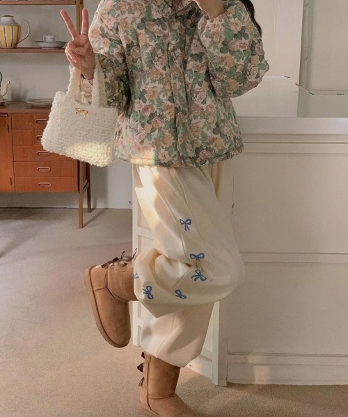 by muni:r（バイ ムニール）の「リボンプリントジョガーパンツ（スウェットパンツ・レディース・グレー/アイボリー/ブラック・FREE）」の5枚目の写真