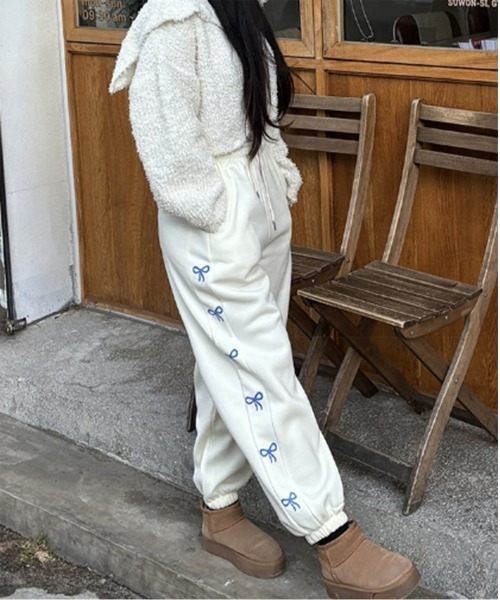 by muni:r（バイ ムニール）の「リボンプリントジョガーパンツ（スウェットパンツ・レディース・グレー/アイボリー/ブラック・FREE）」の9枚目の写真