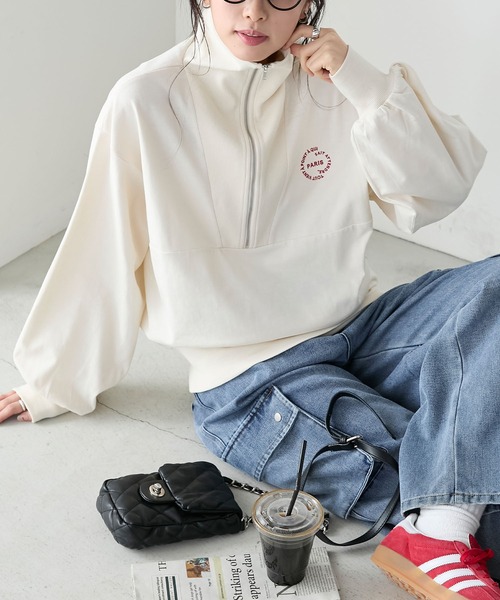 BONLECILL(ボンルシール)の「ハーフジップ オーバーサイズ配色刺繍プルオーバー(Tシャツ/カットソー・レディース・オートミール/アイボリー/レッド/チャコールグレー・FREE)」の2枚目の写真