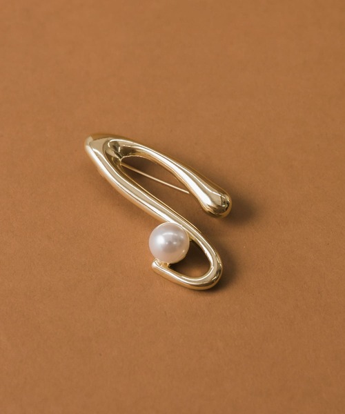 SMELLY（スメリー）の「メタルカーブパールブローチ（ブローチ/コサージュ・レディース・ゴールド系その他・-）」の2枚目の写真