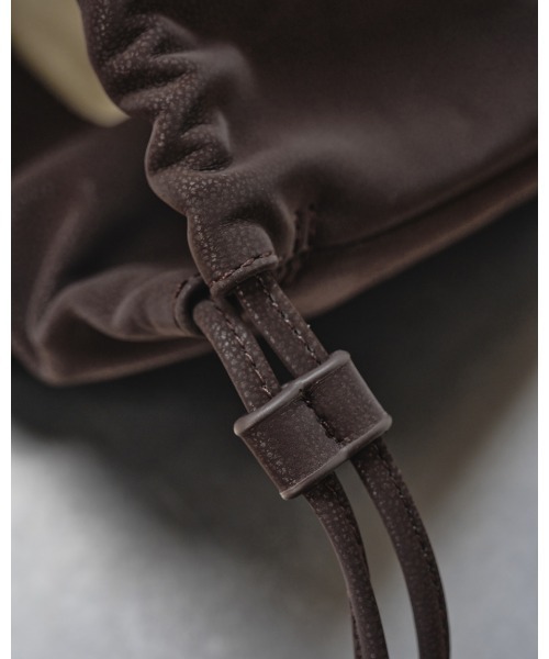 TODAYFUL（トゥデイフル）の「Drawstring Mini Bag（ハンドバッグ・レディース・ブラック/ダークブラウン・FREE）」の9枚目の写真