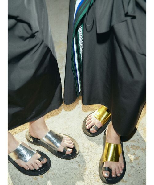 UN3D.（アンスリード）の「FOOT CUSHION FLAT SANDAL / フットクッションフラットサンダル（サンダル・レディース・ブラック/シルバー/ゴールド・38/37/36）」の6枚目の写真