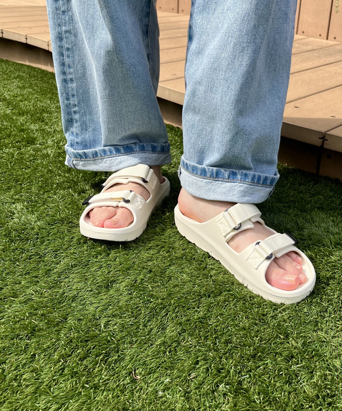 abahouse mavie(アバハウスマヴィ)の「MEIダブルテープサンダル(サンダル・レディース・ブラック/オフホワイト・38/40)」の2枚目の写真