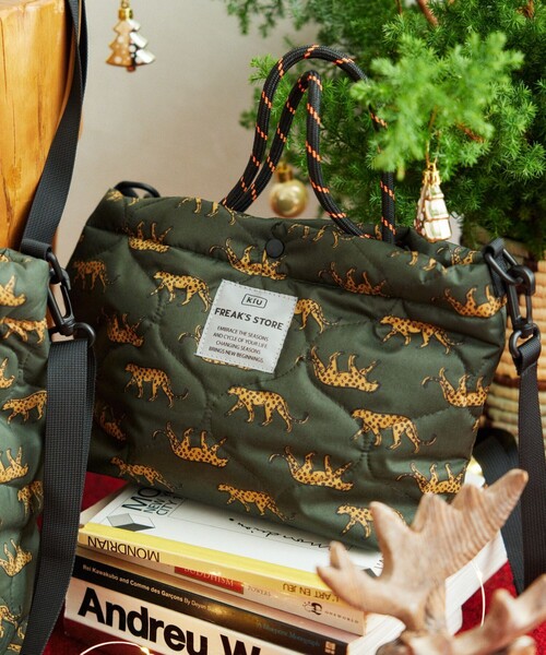 KiU（キウ）の「KiU×FREAK'S STORE/キウ×フリークスストア 別注PADDED TOTE MINI BAG パデット トート ミニ バッグ（ショルダーバッグ・レディース・レオパード/ベージュ/ダークグレー/ブラック・ONE SIZE）」の8枚目の写真