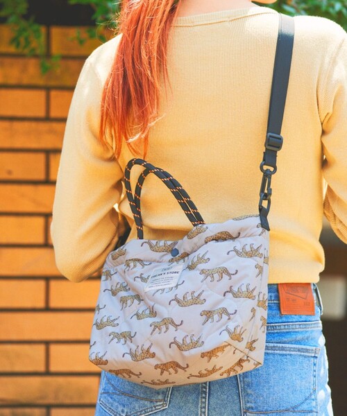 KiU（キウ）の「KiU×FREAK'S STORE/キウ×フリークスストア 別注PADDED TOTE MINI BAG パデット トート ミニ バッグ（ショルダーバッグ・レディース・レオパード/ベージュ/ダークグレー/ブラック・ONE SIZE）」の12枚目の写真