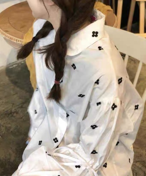 Achic(アシック)の「Flowerリブリボンシャツ(シャツ/ブラウス・レディース・ホワイト・M)」の3枚目の写真