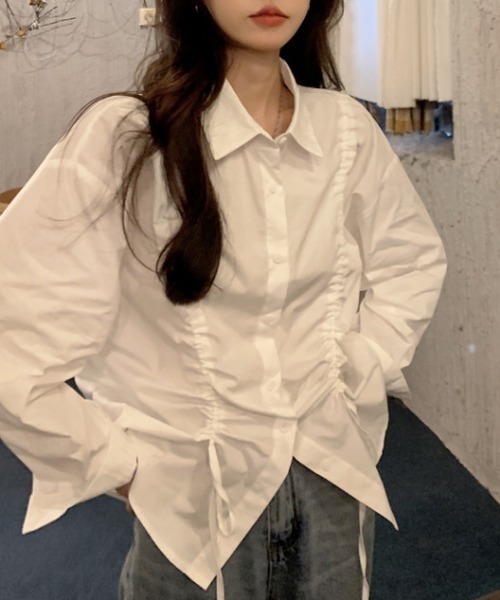 Vipoa（ヴィポア）の「シャーリングデザインシャツ（シャツ/ブラウス・レディース・ホワイト・FREE）」の2枚目の写真