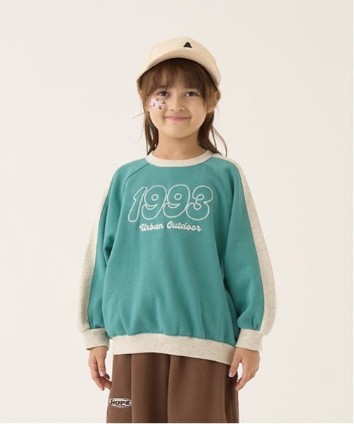 b・ROOM(ビールーム)の「【毛玉バイバイ裏起毛裏毛】ラグランバイカラー刺しゅうスウェット(スウェット・キッズ・ブラウン/ブルーグリーン/チャコール/モスグリーン・140cm/130cm/120cm/110cm/100cm/150cm)」の4枚目の写真