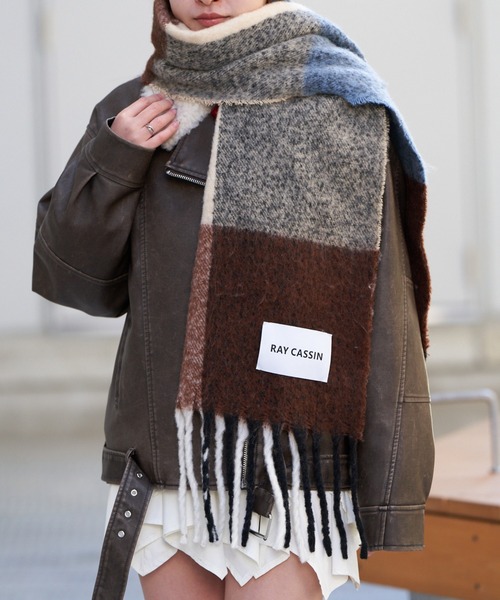 RAY CASSIN(レイカズン)の「チェック柄大判マフラー(マフラー・レディース・ブルー系その他2/ホワイト系その他2/ピンク系その他2/オレンジ系その他2・FREE)」の2枚目の写真