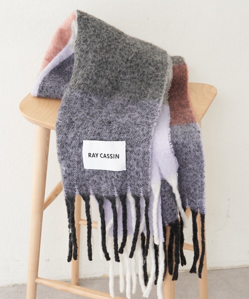 RAY CASSIN(レイカズン)の「チェック柄大判マフラー(マフラー・レディース・ブルー系その他2/ホワイト系その他2/ピンク系その他2/オレンジ系その他2・FREE)」の3枚目の写真