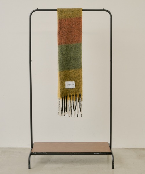 RAY CASSIN(レイカズン)の「チェック柄大判マフラー(マフラー・レディース・ブルー系その他2/ホワイト系その他2/ピンク系その他2/オレンジ系その他2・FREE)」の4枚目の写真