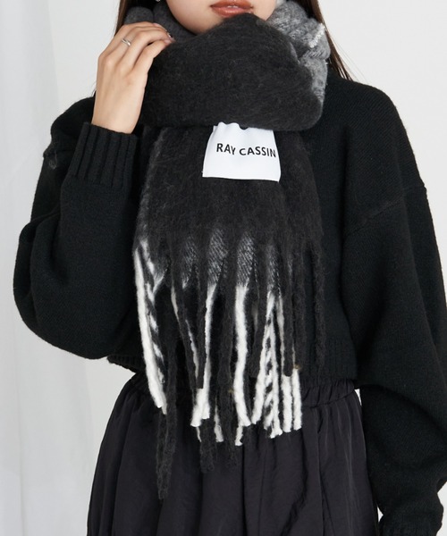 RAY CASSIN(レイカズン)の「チェック柄大判マフラー(マフラー・レディース・ブルー系その他2/ホワイト系その他2/ピンク系その他2/オレンジ系その他2・FREE)」の6枚目の写真