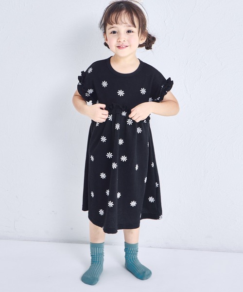 pairmanon（ペアマノン）の「【リンクコーデ】【ふんわりワッフル】フリル ガールズワンピース（ワンピース・キッズ・ベージュ系その他/モカ/グリーン系その他/ブラック系その他・100/140/120/110/130/150/90）」の2枚目の写真