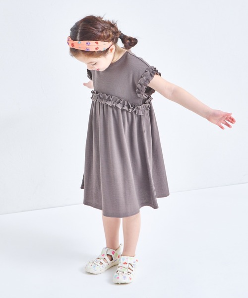 pairmanon（ペアマノン）の「【リンクコーデ】【ふんわりワッフル】フリル ガールズワンピース（ワンピース・キッズ・ベージュ系その他/モカ/グリーン系その他/ブラック系その他・100/140/120/110/130/150/90）」の8枚目の写真