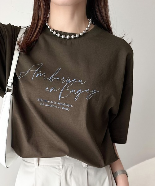 classicalelf(クラシカルエルフ)の「大人カジュアルに映える。綿100%胸元筆記体ロゴなめらかシルケット風Tシャツ(半袖)(Tシャツ/カットソー・レディース・ブラウン/ブルーグレー/オートミール/チャコール/オフホワイト・X-LARGE/SMALL/MEDIUM/LARGE)」の1枚目の写真