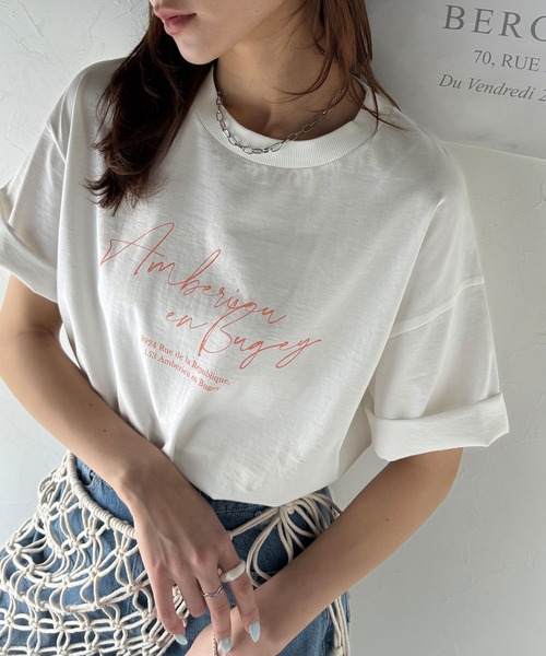 classicalelf(クラシカルエルフ)の「大人カジュアルに映える。綿100%胸元筆記体ロゴなめらかシルケット風Tシャツ(半袖)(Tシャツ/カットソー・レディース・ブラウン/ブルーグレー/オートミール/チャコール/オフホワイト・X-LARGE/SMALL/MEDIUM/LARGE)」の2枚目の写真